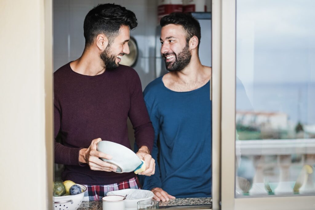 pareja de chicos en la cocina