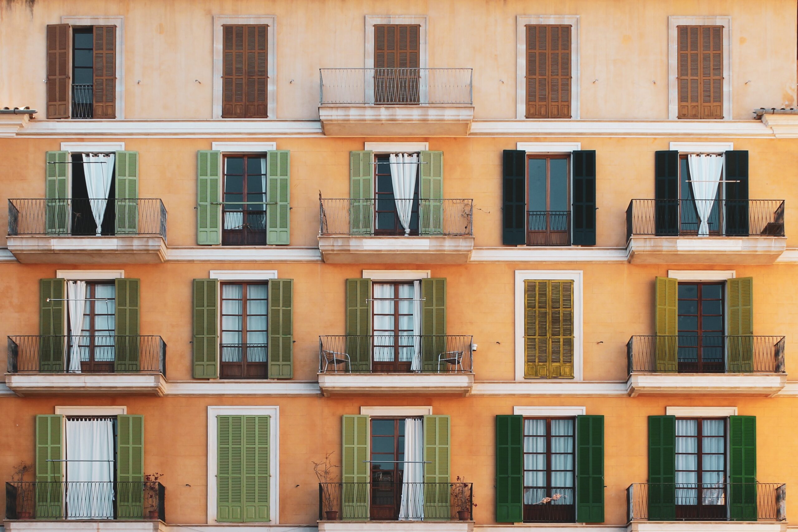 fachada de edificio con valcones